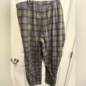 Kohl's Men's Gray and Olive Plaid Jogger Pants